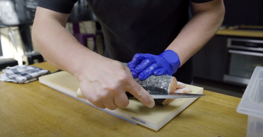 Lohen leikkaaminen japanilaisella kokkiveitsellä – katso video