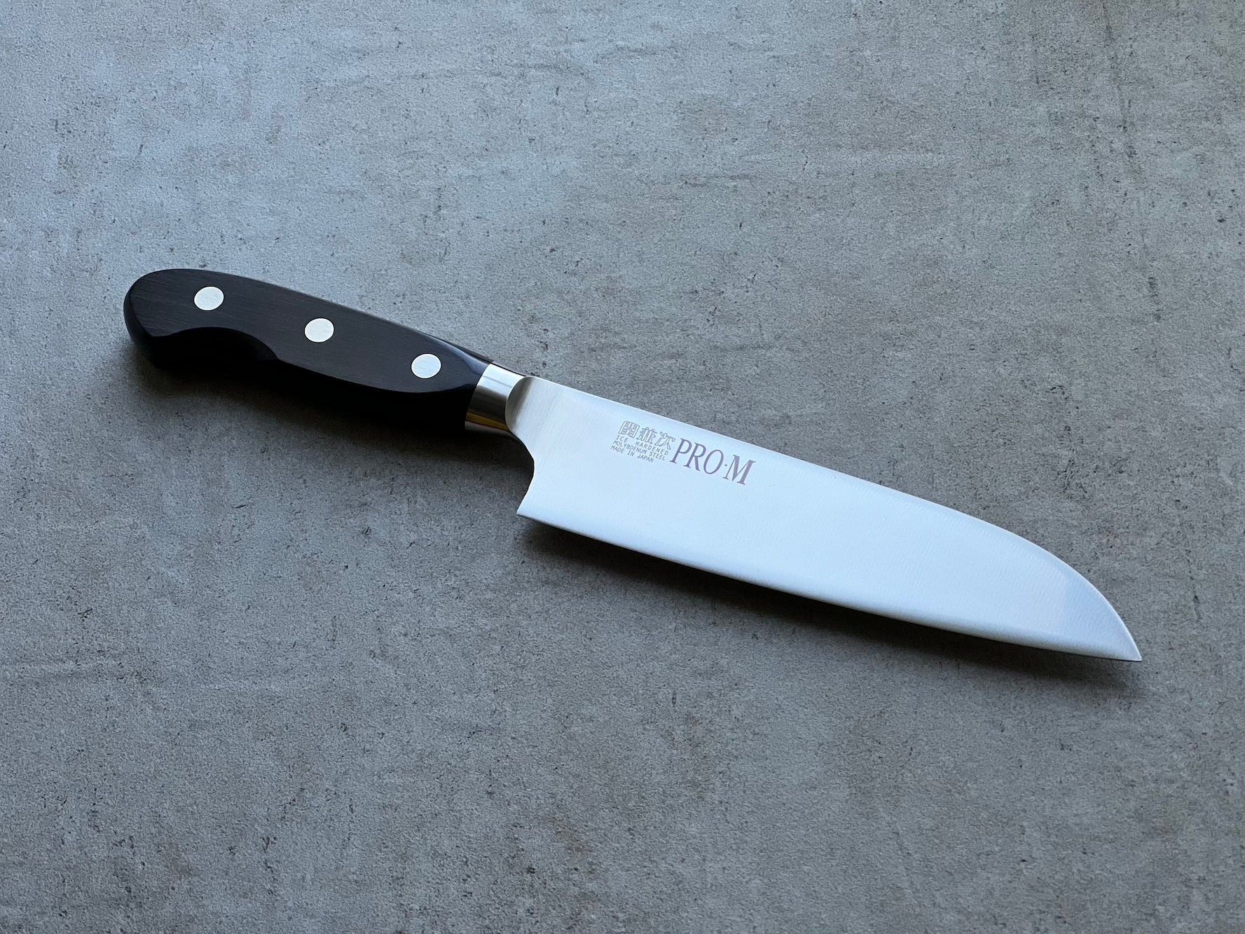 Pro-M Santoku 170mm - Japanilainen Keittiöveitsi